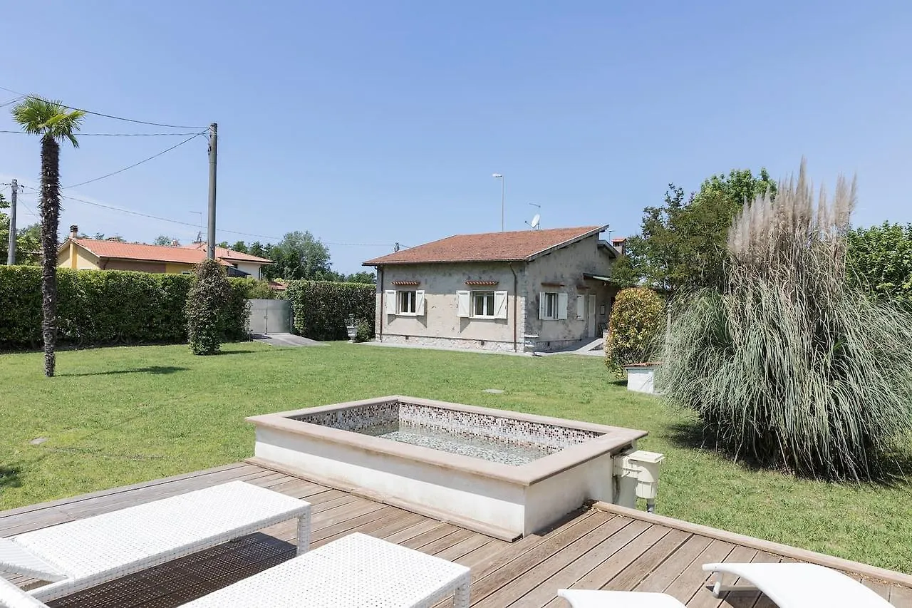 Altido 2 Bed Villa With Beautiful Garden In Forte Dei Marmi location